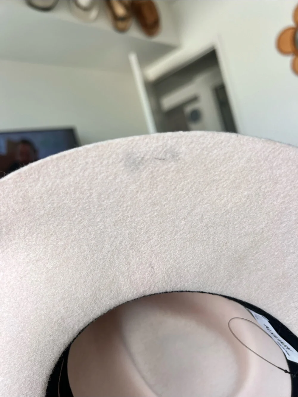 Alxiliary Women's 100% Wool Round Hat Cream Size XS/S